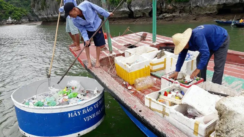 Kỳ quan vịnh Hạ Long nói không với rác thải nhựa