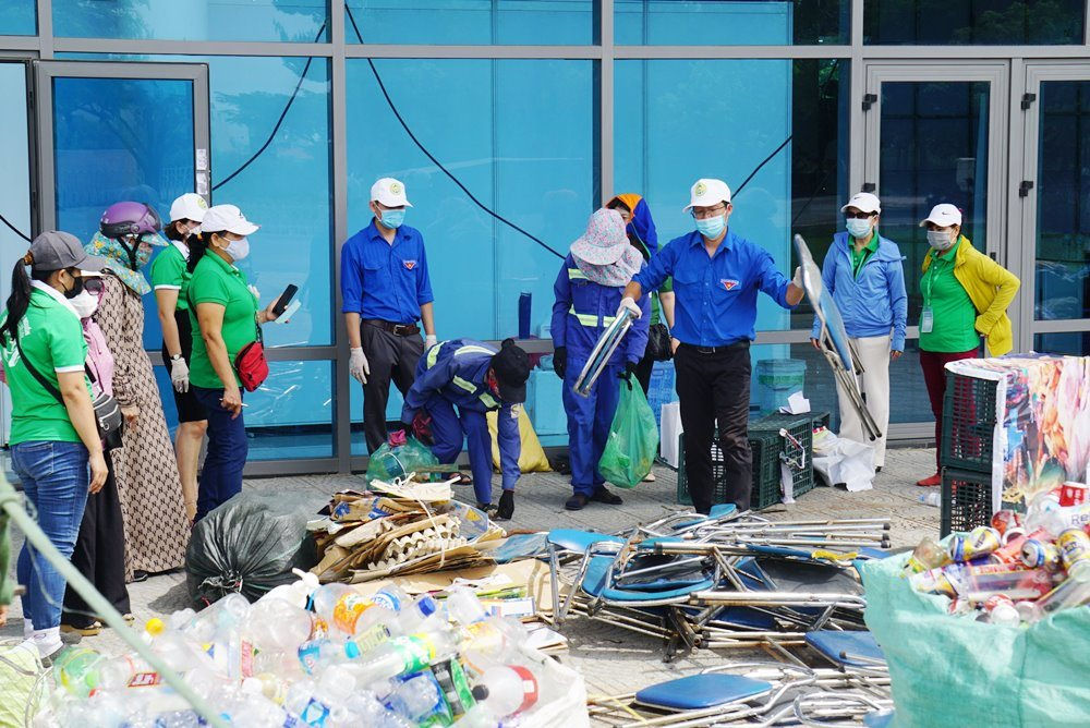 Hơn 1000 người dân Đà Nẵng tham gia Ngày hội đổi rác lấy quà