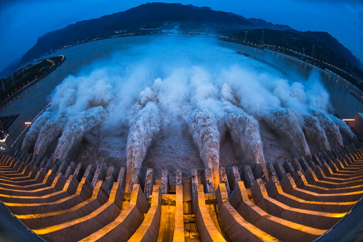 Đập Tam Hiệp lần đầu mở toàn bộ 10 cửa xả, nước lũ cuồn cuộn đổ ra